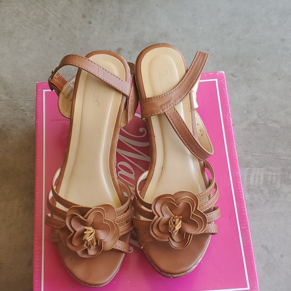 Ladies Wanted wedge sandals size 9M